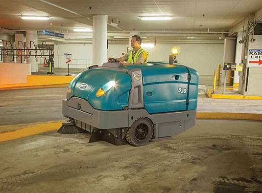 Varredora média de condutor sentado S30 numa garagem de estacionamento.